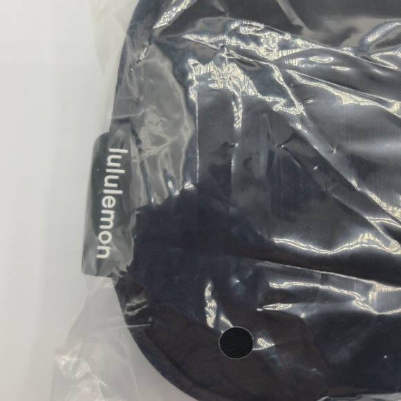NWT Lululemon Everywhere Belt Bag in Black - Picture 3 of 5